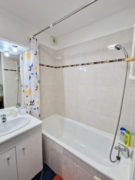 Votre Cocon Avec Baignoire Et Wifi A 15 Min A Pied Du Centre D'amiens Appartement
